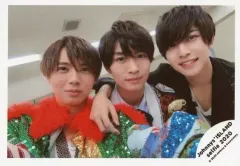 【中古】生写真(ジャニーズ) ジャニーズJr./井上瑞稀・那須雄登・中村嶺亜/横型・バストアップ・衣装オレンジ・緑・青・黒・中村肩組み・センター那須/Johnnys’ ISLAND セルフィー 2020/公式生写真