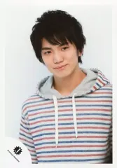 【中古】生写真(ジャニーズ) 関西ジャニーズJr./正門良規/バストアップ・衣装グレー赤青ボーダー柄・首傾げ・目線やや右下・右寄り/16春「春休みスペシャルShow 2016」グッズ撮影オフショット/公式生写真