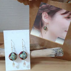 手毬のピアス　赤×くろ