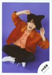 【中古】生写真(ジャニーズ) 少年忍者/黒田光輝/全身・座り・あぐら・両手帽子・背景紫/Greeting Photo ～Halloween～/公式生写真