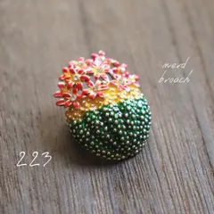 在庫処分値下げ/SALE　お花が乗ったスイカブローチ　フルーツ 新品 かわいい シンプル カジュアル フラワー 食べ物 NerD