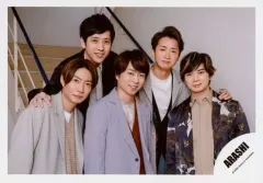 【中古】生写真(ジャニーズ) 嵐/集合(5人)/横型・上半身・階段/シングル「カイト」MV＆ジャケ写オフショット/公式生写真