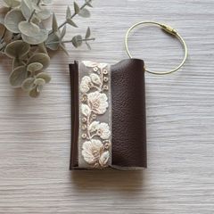 折りたたみ ポケットティッシュケース 2way ブラウン インド刺繍リボン 合皮 レザー 携帯用