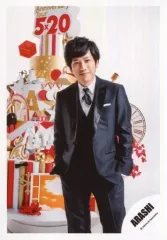【中古】生写真(ジャニーズ) 嵐/二宮和也/膝上・衣装白黒・両手ポケット・体正面/「ARASHI Anniversary Tour 5×20」グッズオフショット/公式生写真
