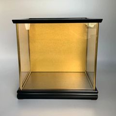 木製　ガラスケース　金バック 【内寸サイズ：間口26㎝　奥行20㎝　高さ24㎝(約)】