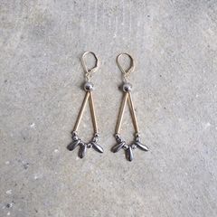 Ouca（ウーサ）ピアス／独創的でしなやかなフォルムにこだわったピアスコレクション/GD×SVミックスカラーのツユ型モチーフピアス