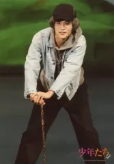 【中古】アイドル Snow Man/目黒蓮/ライブフォト・膝上・衣装茶・デニム・右手杖・前屈み/「少年たち To be!」ステージフォト第1弾