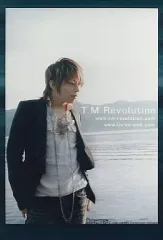 【中古】生写真(男性) T.M.Revolution/西川貴教/膝上・ジャケット黒・両手腰・白シャツ・海辺/ARENA37℃/公式ブロマイド