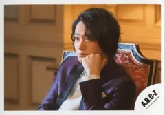 【中古】生写真(ジャニーズ) A.B.C-Z/戸塚祥太/横型・バストアップ・座り・衣装紫・白・左手頬杖・左向き・口閉じ/アルバム「Going with Zephyr」MVオフショット/公式生写真