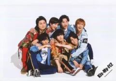【中古】生写真(ジャニーズ) Kis-My-Ft2/集合(7人)/横型・全身・座り・衣装紺白赤カーキ・肩組み/アルバム「Yummy!!」ジャケ写撮影オフショット/公式生写真
