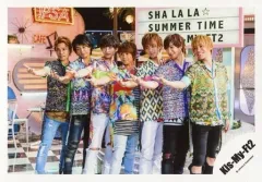 【中古】生写真(ジャニーズ) Kis-My-Ft2/集合(7人)/横型・膝上・衣装青・緑・赤・黄色・白・紫・左向き・右手パー・センター北山/「Sha la la☆Summer Time」PV＆ジャケ写撮影/公式生写真