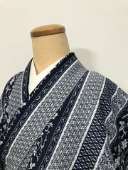 【中古】 Lサイズ 小紋 化繊 濃紺地に小紋縞模様 ふりふ 袷着物 洗える着物 