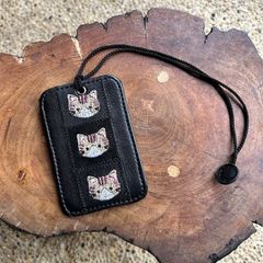 パスケース1枚用（ブラックに茶トラ猫の刺繍）03004-55 定期入れ ハンドメイド カードケース