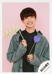 【中古】生写真(ジャニーズ) なにわ男子/高橋恭平/上半身・衣装グレー・黒・両手フォトプロップス・笑顔・背景ピンク/Greeting Photo ～ニューイヤーVer.～/公式生写真