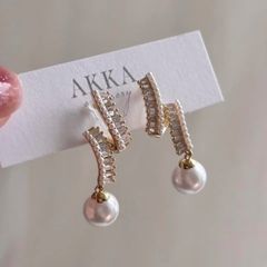 Wave Pearl bijou earring  ビジュー　パール　樹脂イヤリング   イヤリング　樹脂ピアス　ノンホール　金属アレルギー　ピアスに見える　痛くない　ウエディング　結婚式