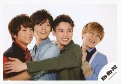【中古】生写真(ジャニーズ) Kis-My-Ft2/集合(4人)/横型・バストアップ・二階堂の左手が北山肩に・千賀の左手が二階堂の肩に/17夏 コンサートパンフ＆グッツ撮影オフショット/公式生写真