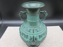 青銅製 双耳花瓶 龍装飾 骨董品 - メルカリ