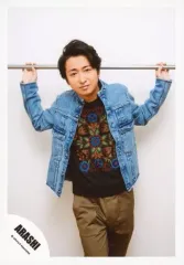 【中古】生写真(ジャニーズ) 嵐/大野智/膝上・衣装青・デニム・両手棒・やや前のめり・首傾げ・背景白/「Are You Happy?」ジャケ写撮影＆「Don’t You Get It」PV撮影/公式生写真