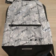 激安！オークリー バックパック リュックサック Essential Backpack M 3.0