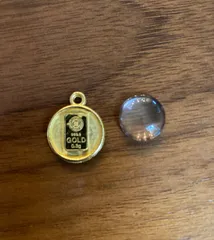 0.3gと0.1gの24K純金インゴットにピッタリなペンダントフレームです。 ゴールドカラー ガラスカボション付き
