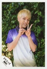 【中古】生写真(ジャニーズ) ジャニーズWEST/神山智洋/上半身・衣装紫白グレー・ストール・両手ピース・顔右向き・歯見せ・背景緑・葉/『人生は素晴らしい』PV＆ジャケ写撮影/公式生写真