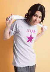 【中古】生写真(男性) 鯨井康介(手嶋純太)/膝上・衣装グレー・赤・右向き・両手タオル・背景黄色・キャラクターショット/舞台『弱虫ペダル』新インターハイ篇～箱根学園王者復格(ザ・キングダム)～ ブロマイド