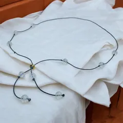 透ける光のネックレス クリアビーズ×黒コード