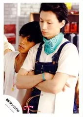 【中古】生写真(ジャニーズ) 関ジャニ∞/錦戸亮・大倉忠義/大倉オーバーオール.腕組み・錦戸衣装白.大倉に寄りかかり/公式生写真