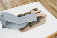 【割引クーポン】【新品】のびのび腰痛対策 脚クッション スモーキーブラウン コジット 足まくら 足枕 足 脚 クッション 腰痛 寝返り ベロア スッキリ むくみ リフレッシュ 足ケアのサムネイル