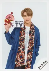 【中古】生写真(ジャニーズ) 7 MEN 侍/佐々木大光/膝上・衣装青・白・右手ロゴ持ち・背景白/JOHNNYS’ ISLAND STORE オフショット/公式生写真