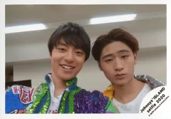 【中古】生写真(ジャニーズ) HiHi Jets/作間龍斗・猪狩蒼弥/横型・バストアップ・衣装青・緑・紫・白・作間笑顔/Johnnys’ ISLAND セルフィー 2020/公式生写真