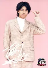 【中古】生写真(男性) 超特急/タカシ(松尾太陽)/印刷サイン入り・膝上・背景ピンク/「『夢の青春8きっぷ』会員限定ファンクラブ抽選会」準急賞オリジナル生写真