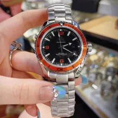 新品未使用 箱付 オメガです    腕時計です