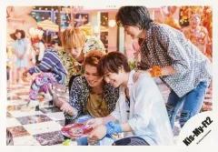 【中古】生写真(ジャニーズ) Kis-My-Ft2/集合(4人)/横型・膝上・衣装白・黄色・緑・青・ベージュ・黒・左向き・宮田両手皿・ドーナツ/「Sha la la☆Summer Time」PV＆ジャケ写撮影/公式生写真