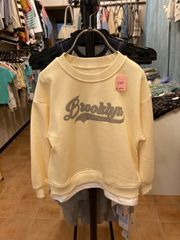 キッズトレーナー【90-130】クリーム　イエロー　ベージュ　英字　ベビー　子供服　長袖