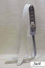 ハンドメイド＆国内生産 ギターストラップ　革(Genuine Leather Guitar Strap)　キリン柄 ホワイト