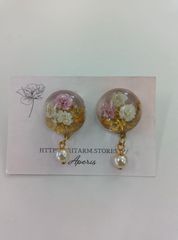 16　レジン製ピアス　ピンク×ホワイトフラワー　ハンドメイド