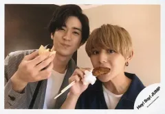 【中古】生写真(ジャニーズ) Hey! Say! JUMP/山田涼介・中島裕翔/横型・バストアップ・衣装グレー・黒・右手食べ物/海外(香港)オフショット/公式生写真