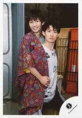 【中古】生写真(ジャニーズ) 関西ジャニーズJr./藤原丈一郎・向井康二/膝上・衣装赤・水色・白・着物・体右向き・藤原後ろ/18夏「明日を駆ける 少年たち」グッズ撮影オフショット/公式生写真