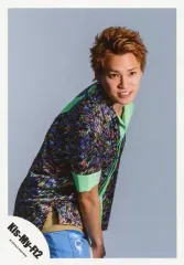 【中古】生写真(ジャニーズ) Kis-My-Ft2/二階堂高嗣/膝上・衣装緑・黒・紫・ベージュ・右向き・前屈み・背景グレー/「Sha la la☆Summer Time」PV＆ジャケ写撮影/公式生写真