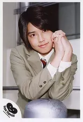 【中古】生写真(ジャニーズ) NEWS/手越祐也/ジャケット・赤いネクタイ・両手組み・腰上/公式生写真