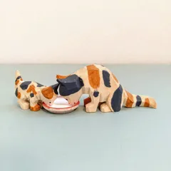 ミルクを飲むねこの親子　ドイツ木工芸品　エミール・ヘルビッヒ工房　ドイツ雑貨　木彫り　手彫り　彫刻　木のインテリア