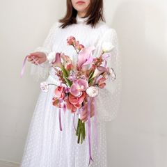 上品ピンクカラーの縦長クラッチブーケ　ウェディングブーケ　ブートニア付　アーティフィシャルフラワー　造花　胡蝶蘭　カラーリリー　チューリップ