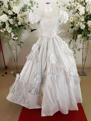 貸衣装処分品　ウェデイングドレス7t 可愛い華奢　７号ドレス