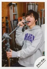 【中古】生写真(ジャニーズ) 関西ジャニーズJr./岡佑吏/膝上・衣装グレー・緑・左向き・両手機材・口開け/「関ジュ 夢の関西アイランド 2020 in 京セラドーム大阪 ～遊びにおいでや!満足 100%～」グッズオフショット/公式生写真