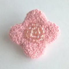 ハンドメイド　ブローチ　花　刺繍　刺しゅう　ビーズ　ビーズ刺繍　手刺繍　ピンク　パステルピンク　淡いピンク　クロス　いちごミルク