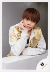 【中古】生写真(ジャニーズ) 7 MEN 侍/佐々木大光/バストアップ・衣装金.白・右手頬・カメラ目線/「ジャニーズ銀座2020 Tokyo Experience」グッズオフショット/公式生写真