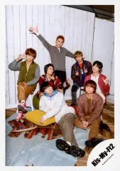 【中古】生写真(ジャニーズ) Kis-My-Ft2/集合(7人)/全身・衣装茶・青・赤・黄・白・グレー・緑・藤ケ谷右手ピース・玉森寝そべり/「Kis-My-Ft2 LIVE TOUR 2018 YOU＆ME Extra Yummy!!」グッズオフショット/公式