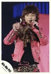 【中古】生写真(ジャニーズ) Kis-My-Ft2/藤ヶ谷太輔/ライブフォト・腰上・衣装ピンク黒・右手上げ・左手マイク・背景黒/公式生写真