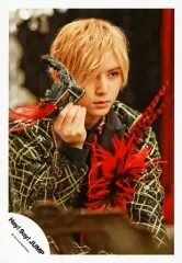 【中古】生写真(ジャニーズ) Hey! Say! JUMP/山田涼介/上半身・衣装黒・赤・金・コサージュ・右手仮面・右向き・口閉じ/16夏 コンサートパンフ＆グッズ撮影/公式生写真